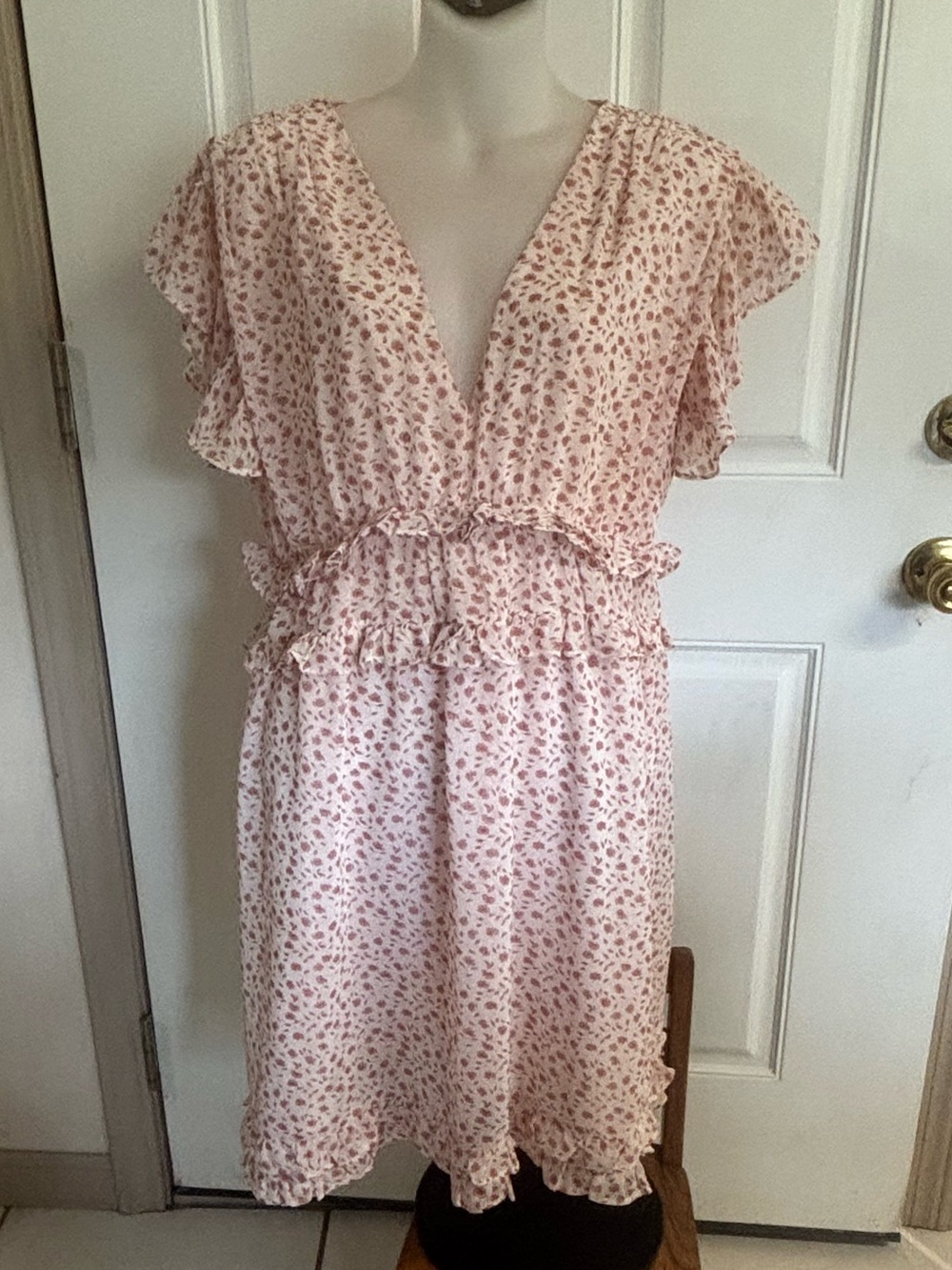 Med Davi & Dani blush mauve ditsy floral flutter sleeve mini dress. In EUC!